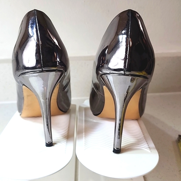 Nicole Miller New York Women's pumps, Size 7.5. - Picture 5 of 9